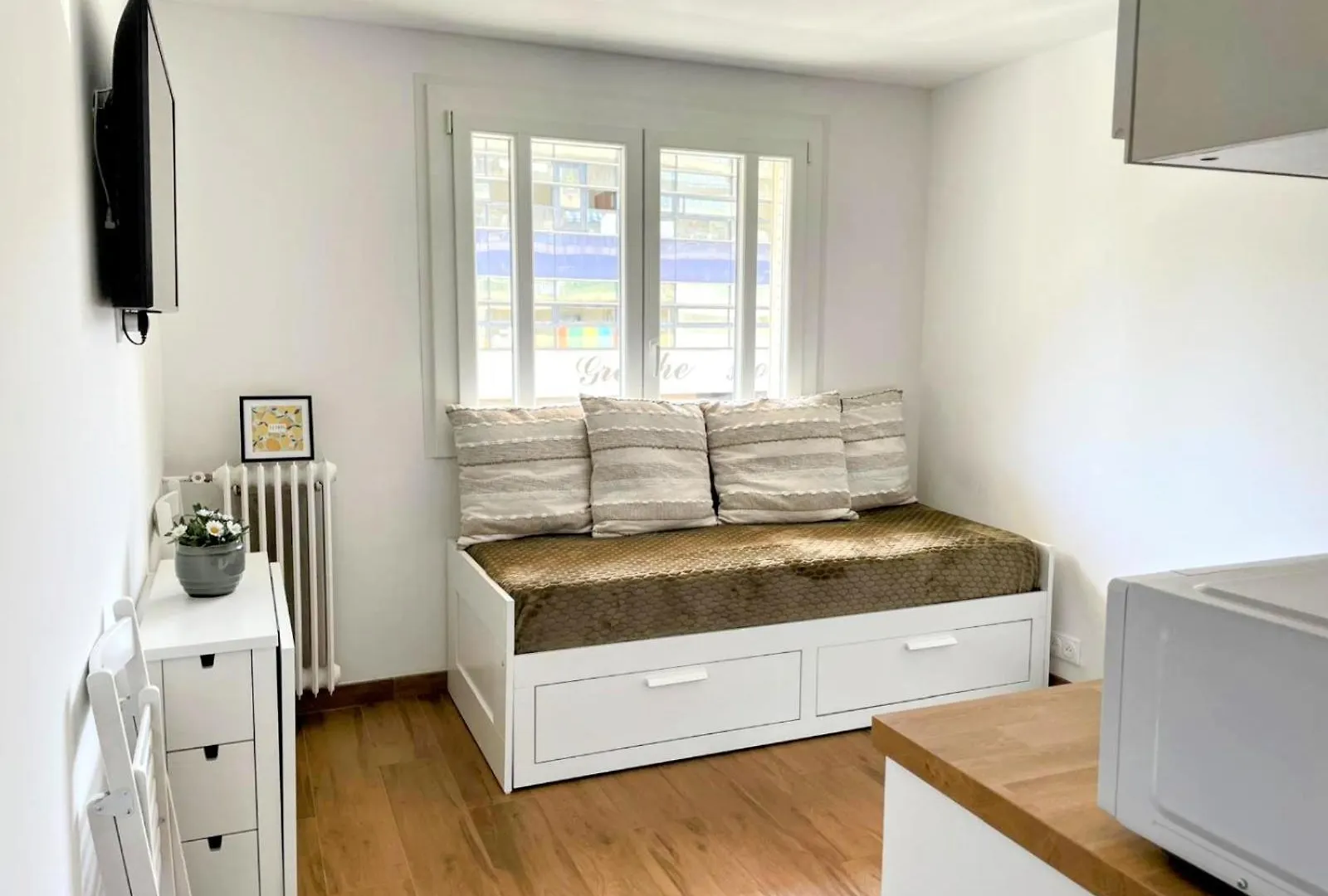 Modern Apartment, Steps From Tramway 니스 0*,