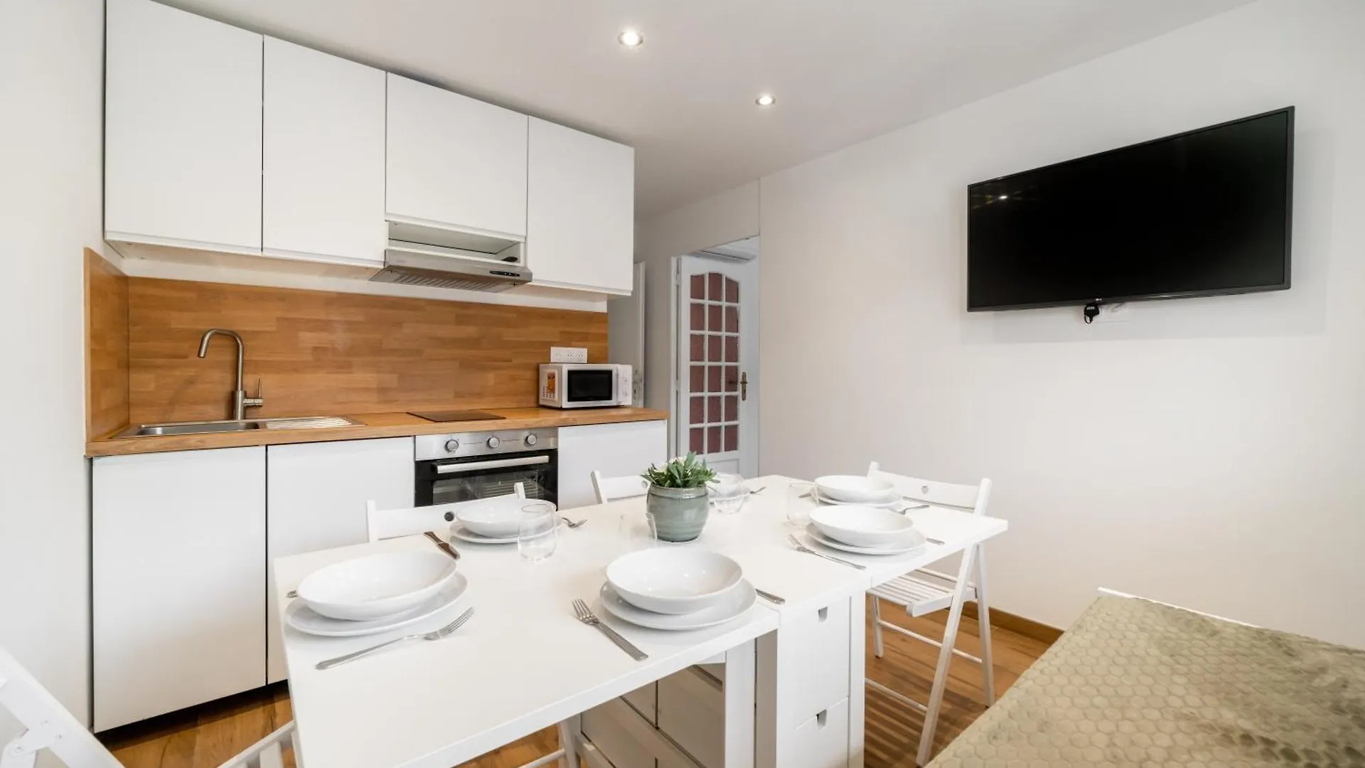 Modern Apartment, Steps From Tramway 니스