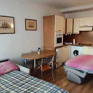 Apartment Close To Beaches And Shops, Up 6 Pers, Nice